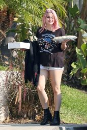 Ariel Winter - Visits a Friends House in LA 09/26/2020