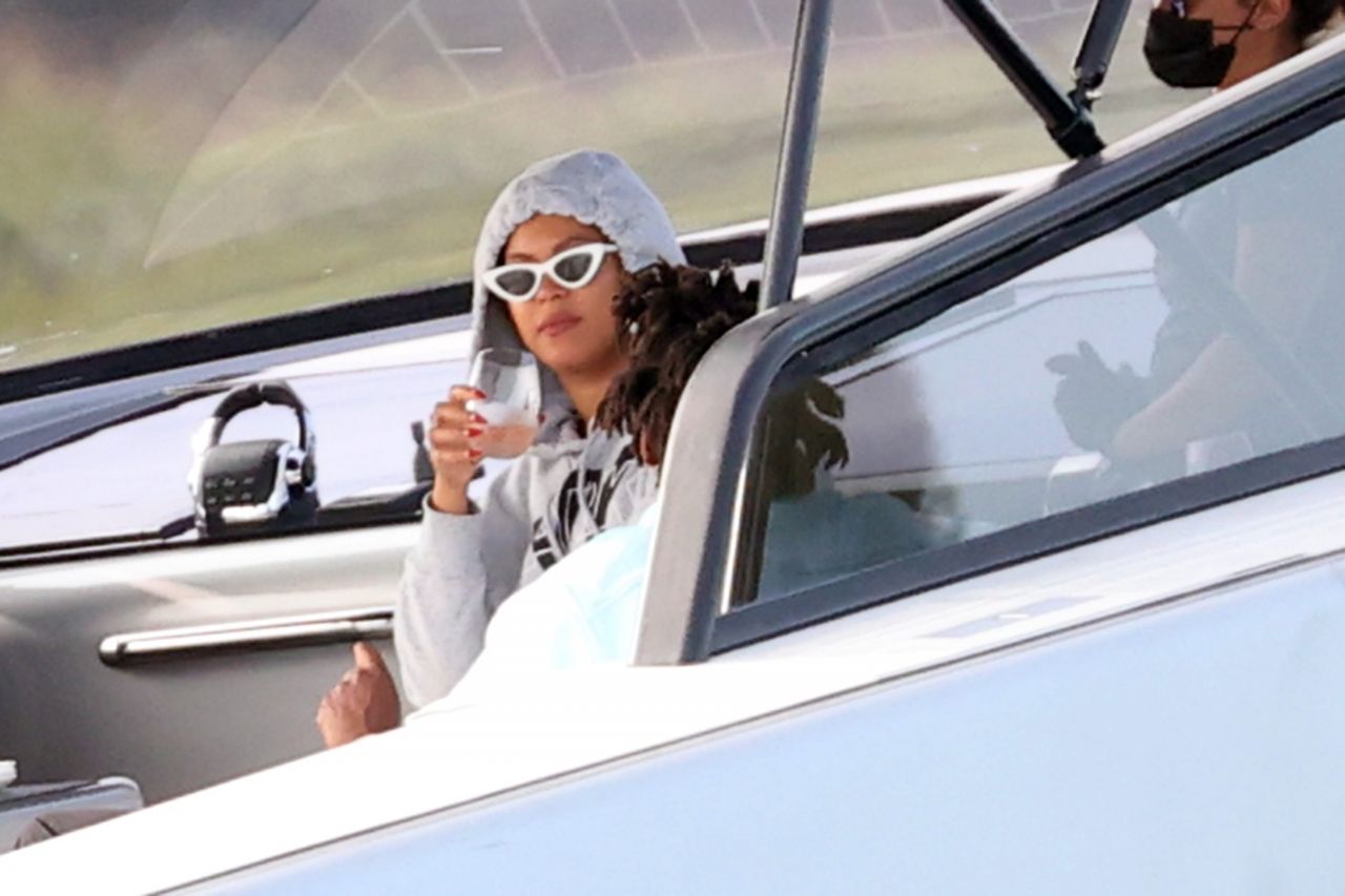 Beyonce and Jay Z - Taking a Boat Ride in the Hamptons New York 09/14 ...