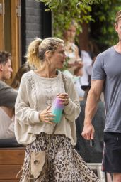 Elsa Pataky and Chris Hemsworth - Out for Breakfast in Byron Bay 09/23/2020