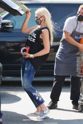 Gwen Stefani - Shopping Some Pumpkins Encino 09/27/2020