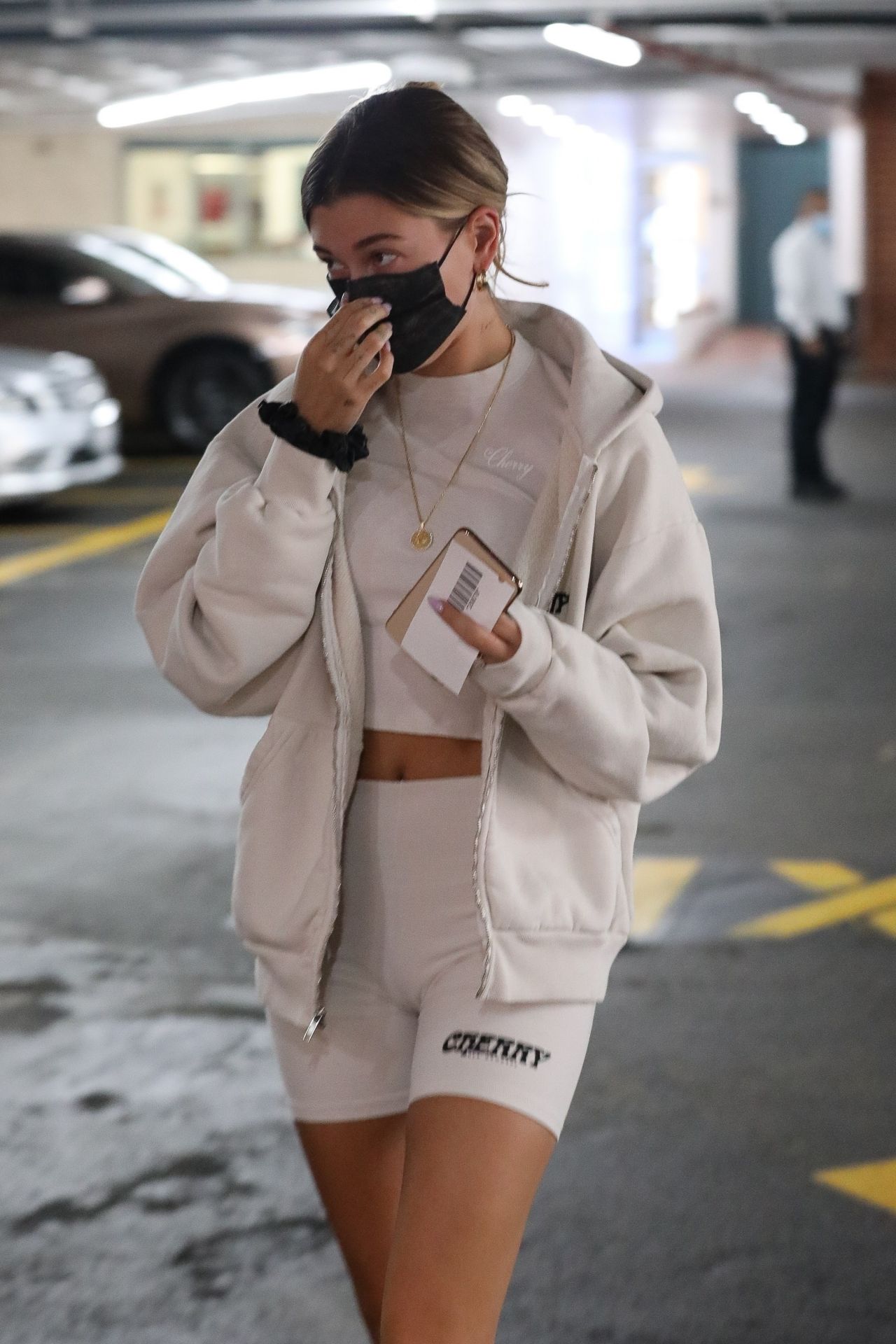 hailey-bieber-out-in-beverly-hills-09-29-2020-0.jpg