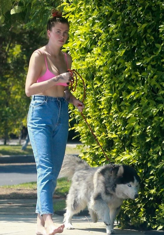 Ireland Baldwin With Her Dog - Los Angeles 09/03/2020
