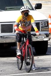 Isla Fisher Riding Her Bike - Hollywood Hills 09/01/2020