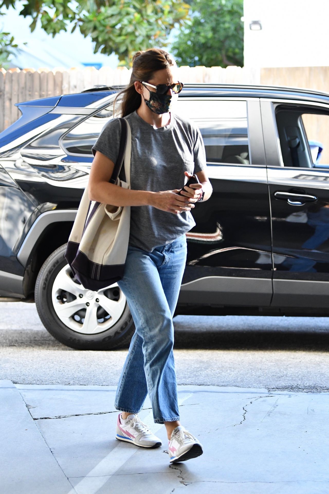 jennifer-garner-in-casual-outfit-visits-a-spa-in-brentwood-08-31-2020-1.jpg