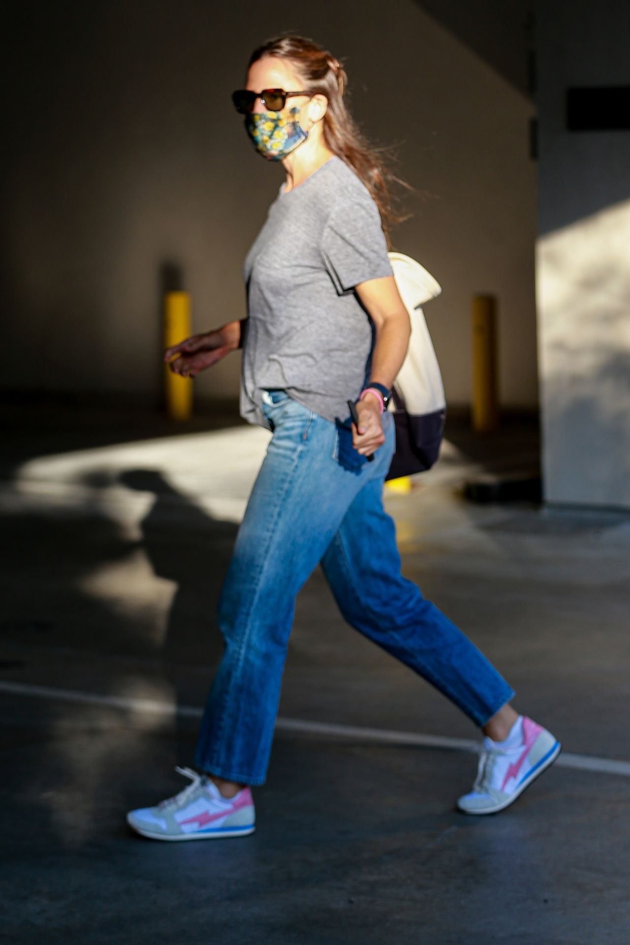 jennifer-garner-in-casual-outfit-visits-a-spa-in-brentwood-08-31-2020-2.jpg