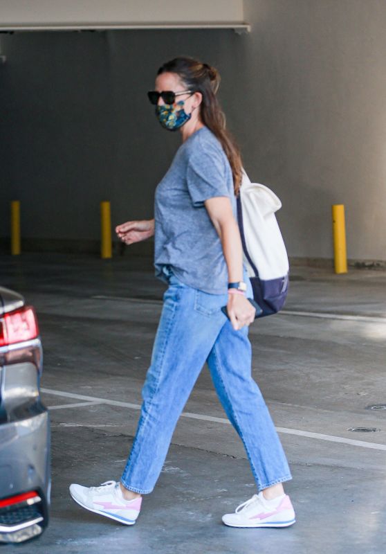 Jennifer Garner in Casual Outfit - Visits a Spa in Brentwood 08/31/2020