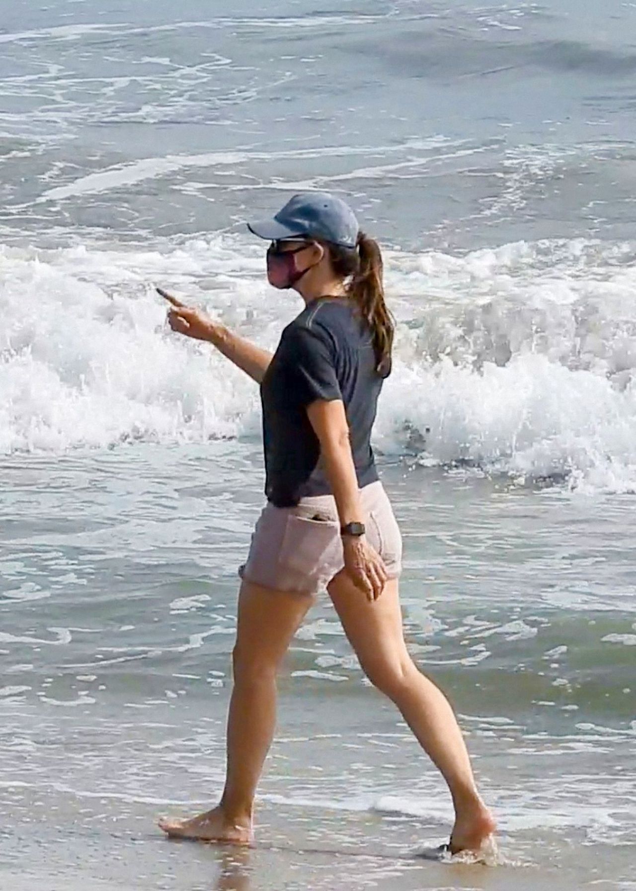 Jennifer Garner in Shorts - Beach in Malibu 09/26/2020 • CelebMafia