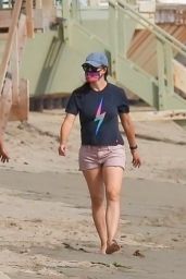 Jennifer Garner in Shorts - Beach in Malibu 09/26/2020