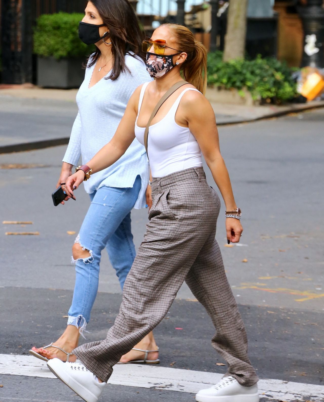 jennifer-lopez-with-her-sister-at-cipriani-downtown-in-nyc-09-07-2020-12.jpg