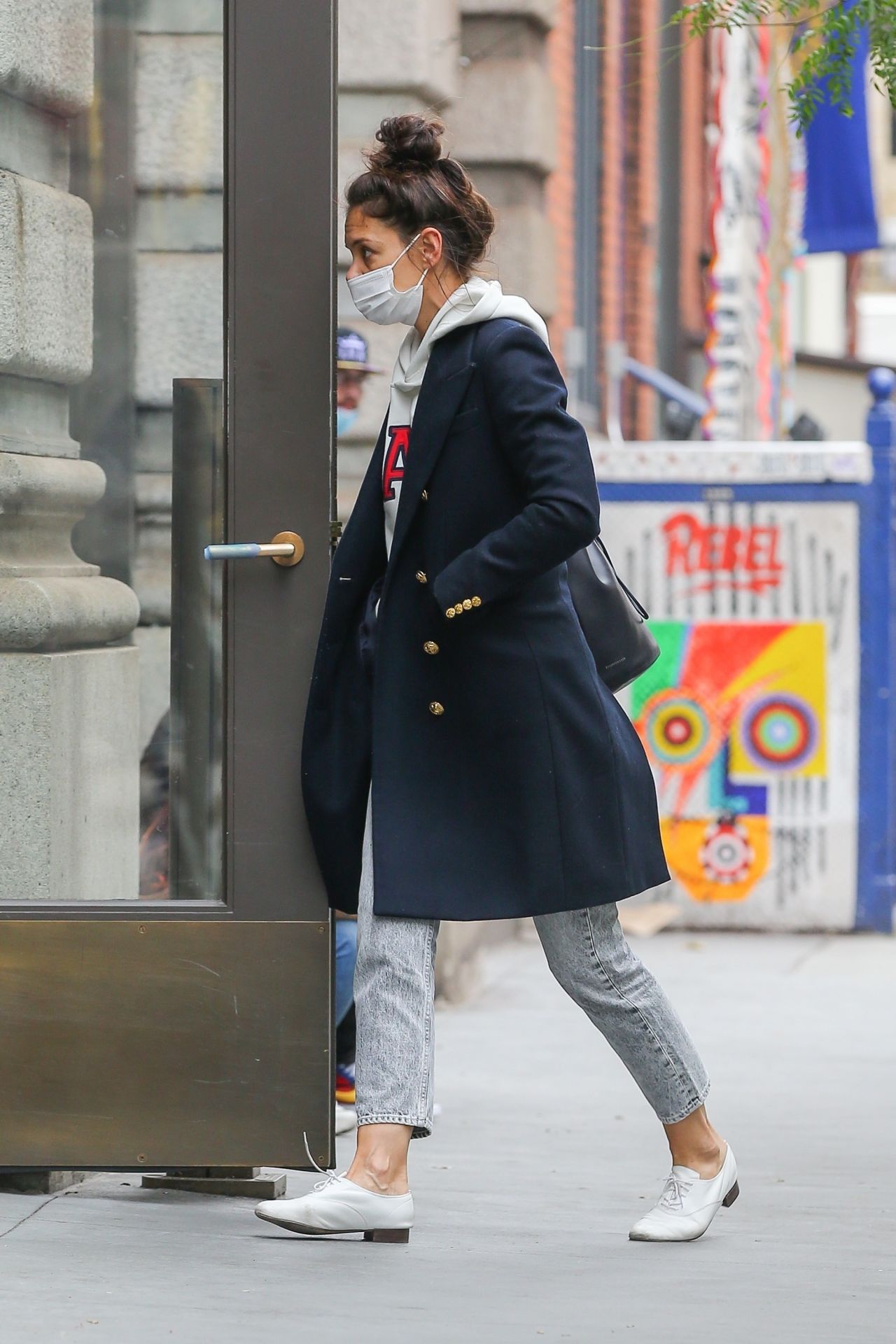Katie Holmes in Casual Outfit - NYC 09/24/2020 • CelebMafia