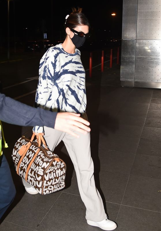 Kendall Jenner – Leaving Milan 09/27/2020
