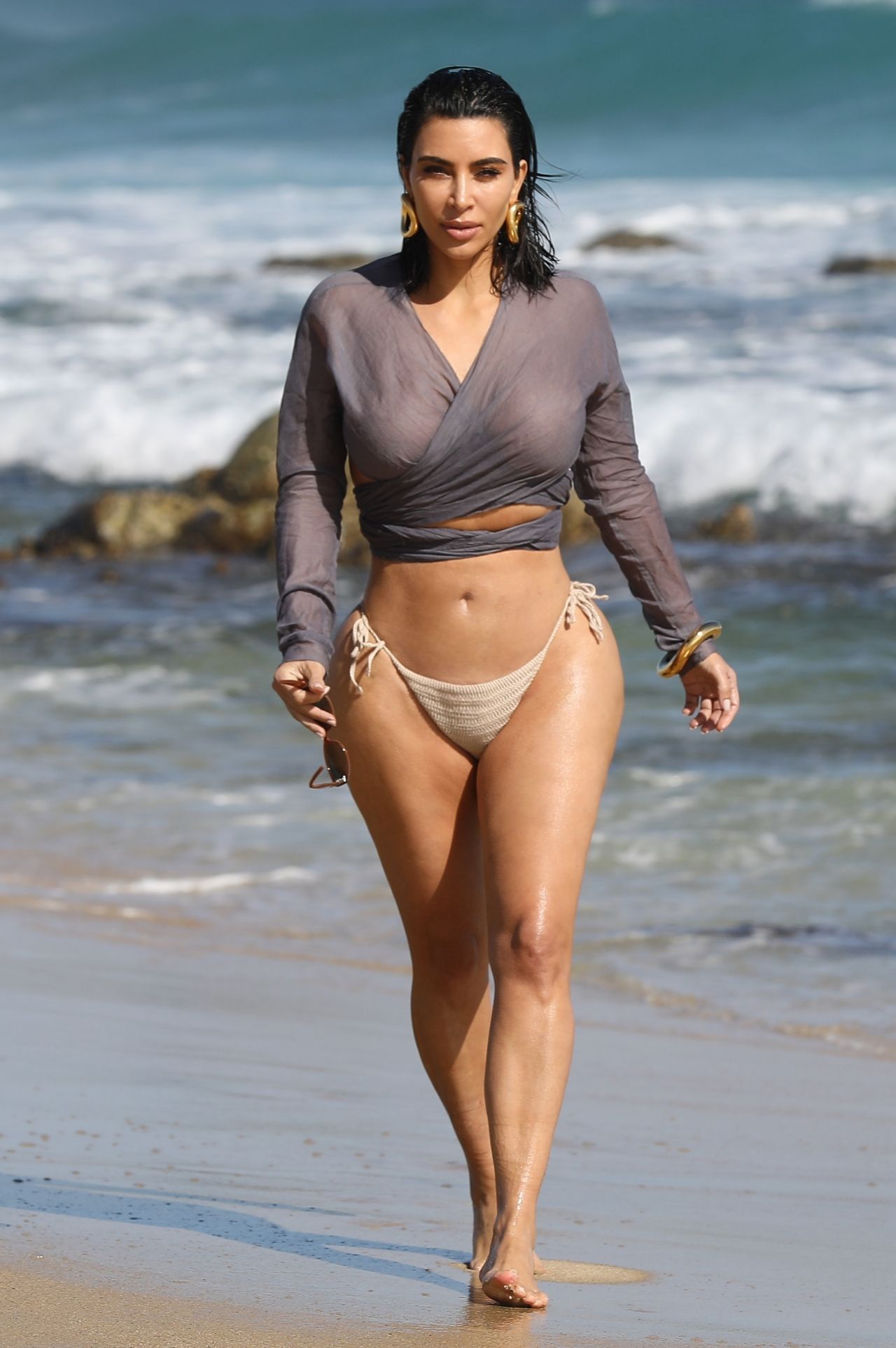 Sex tape star Kim Kardashian flaunting her BIG round ass and tits on the beach