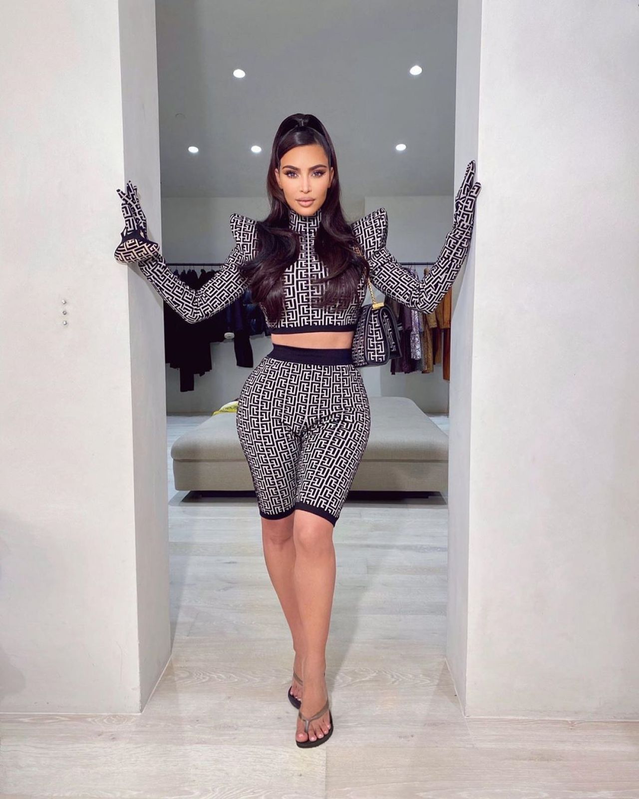 Kim Kardashian Stuns in Show-Stopping Outfit: Instagram’s Latest ...