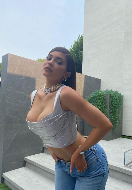Kylie Jenner Outfit - Instagram 09/10/2020 (I)