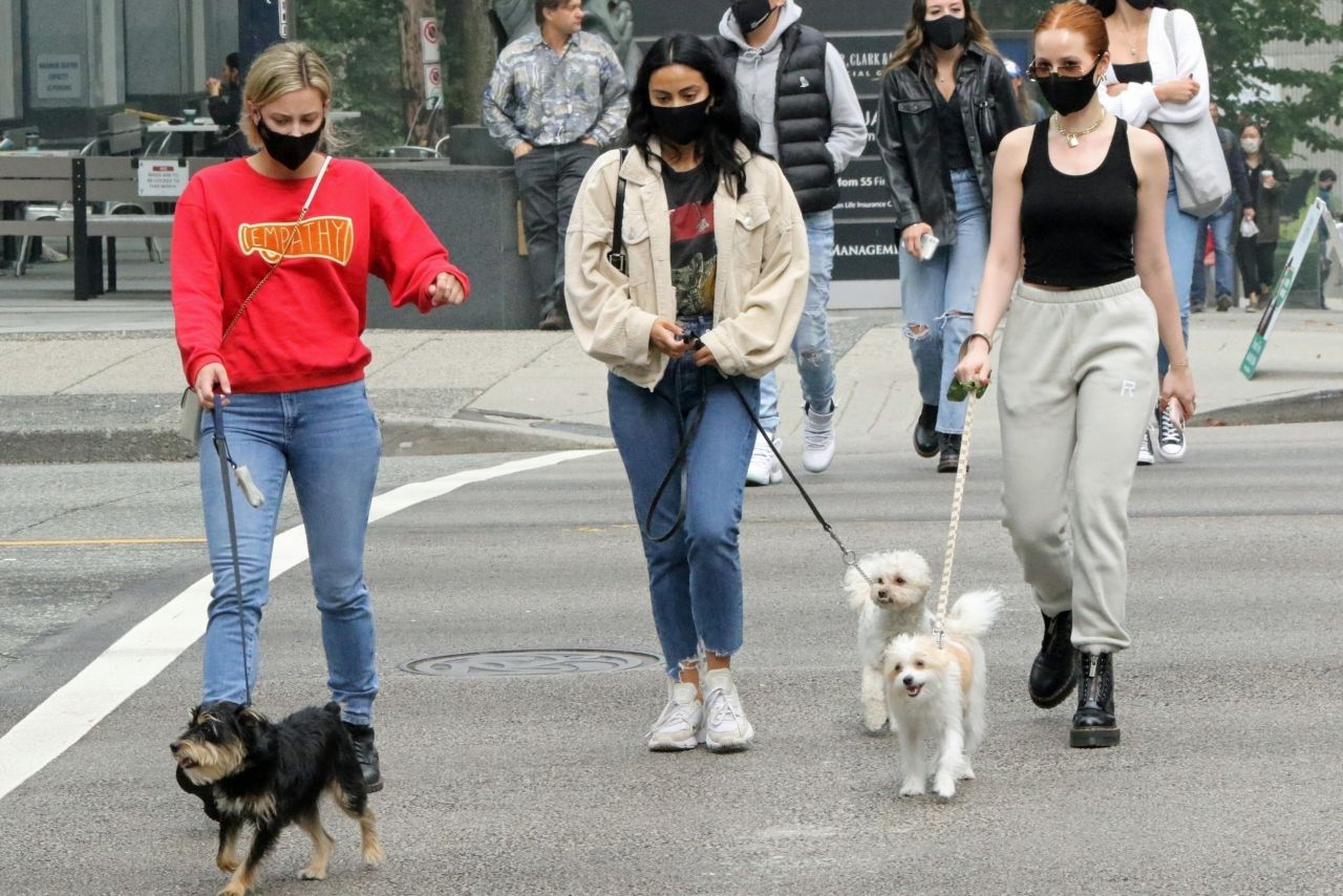 lili-reinhart-walking-her-dog-in-vancouver-09-13-2020-6.jpg