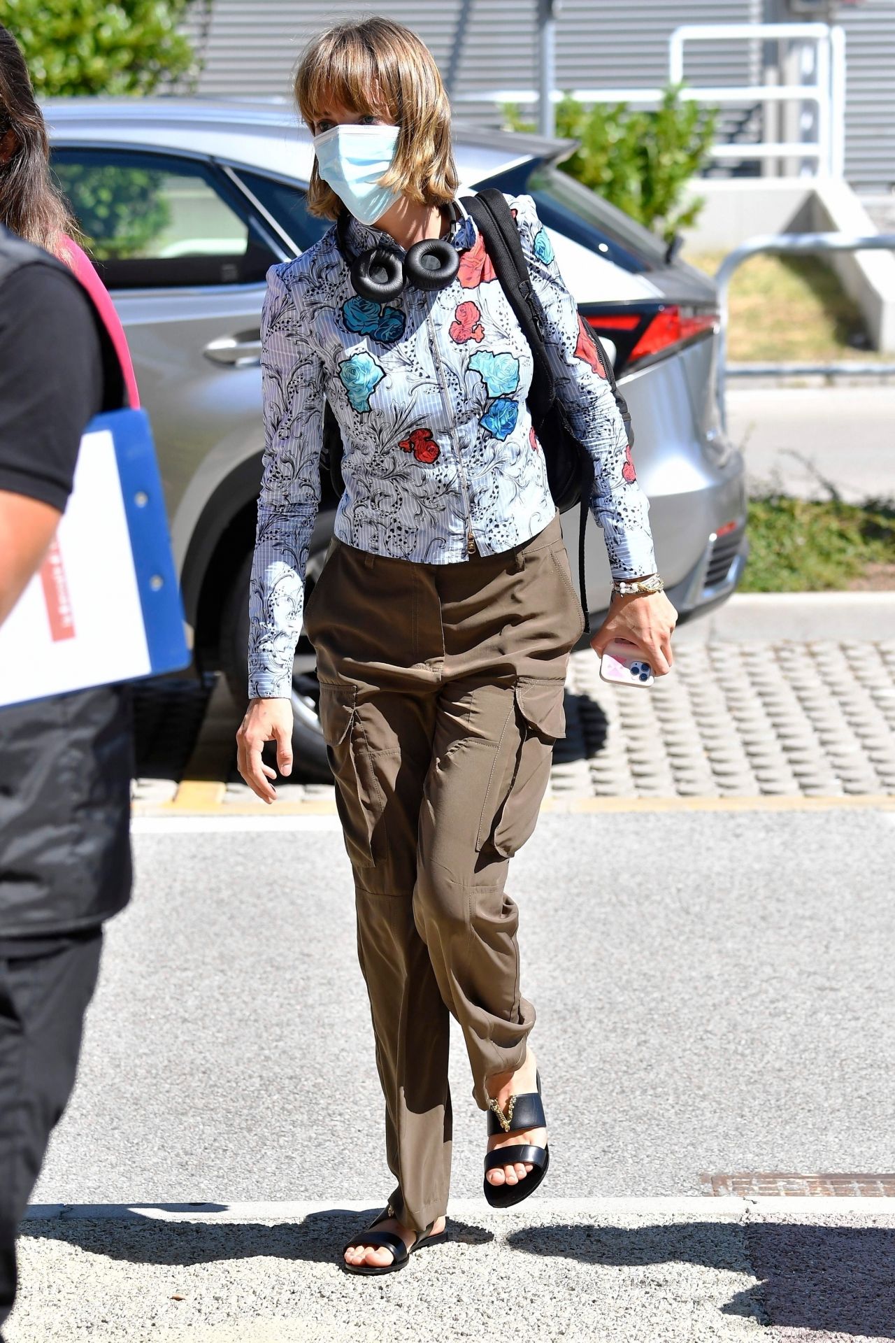 Maya Hawke in Travel Outfit - Venice Airport 09/02/2020 • CelebMafia