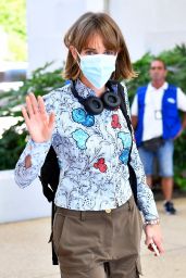 Maya Hawke in Travel Outfit - Venice Airport 09/02/2020