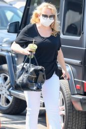 Rebel Wilson Carrying a Green Smoothie - LA 09/23/2020
