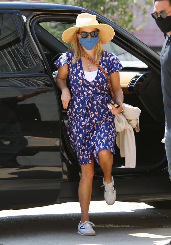 Reese Witherspoon - Arrives at a Skincare Spa in Brentwood 09/02/2020