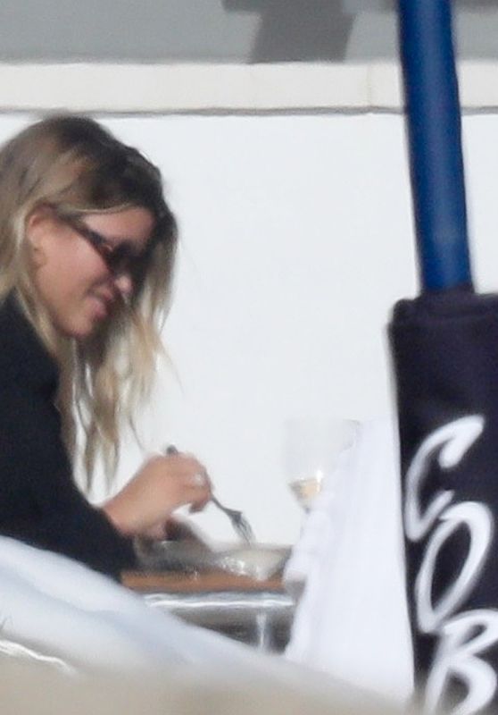 Sofia Richie - Having Lunch at the Balcony in Malibu 09/19/2020