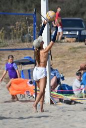 Alessandra Ambrosio – Volleyball Practice at the Beach in Santa Monica 10/09/2020