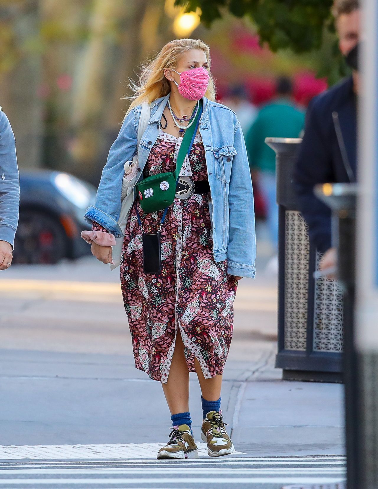 Busy Philipps spotted out wearing a blue dress and carrying a matching blue Céline  Trio bag Featuring: Busy Philipps Where: Los Angeles, California, United  States When: 29 May 2015 C Stock Photo - Alamy