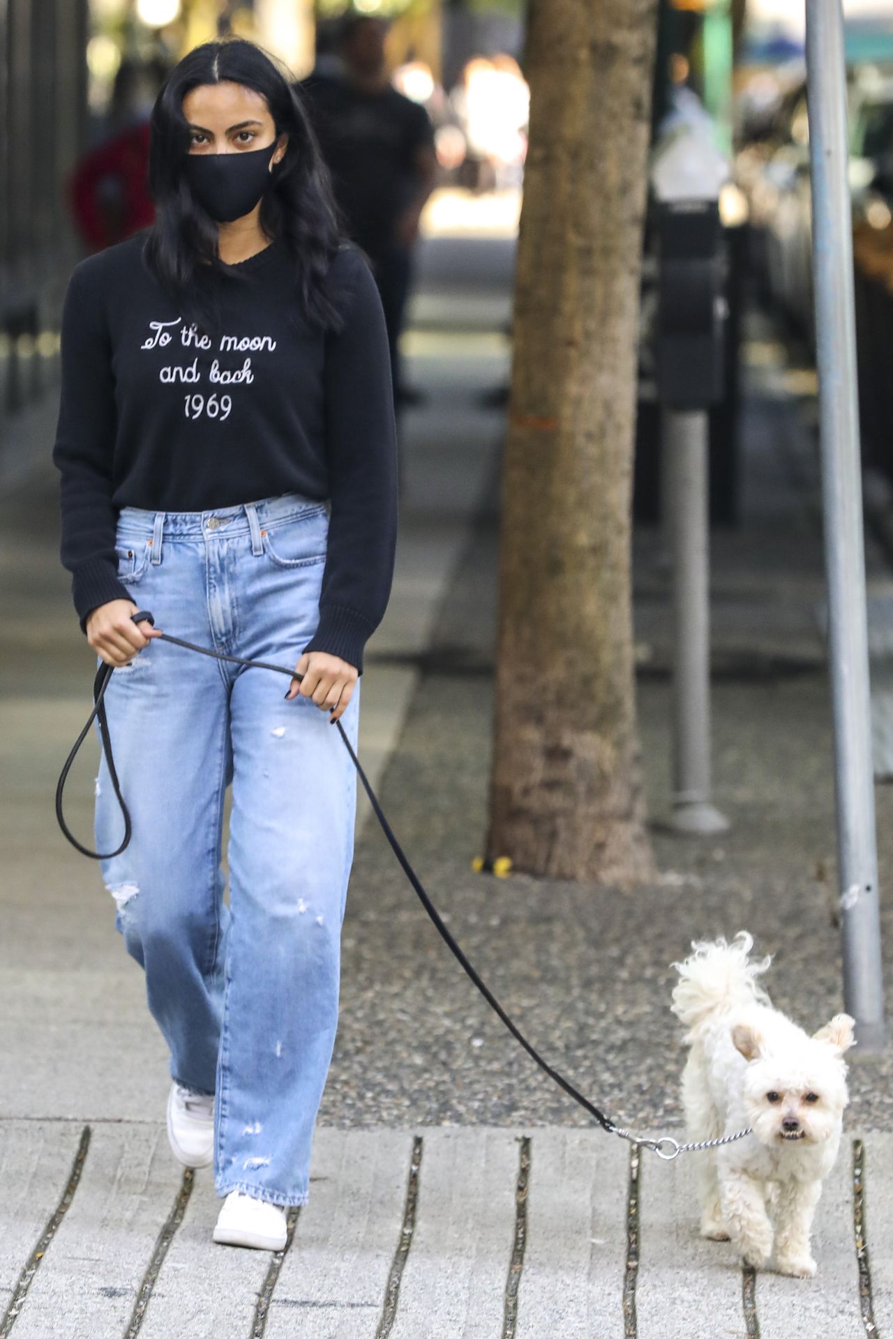 camila-mendes-street-style-vancouver-10-15-2020-3.jpg
