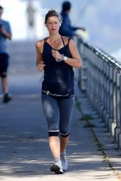 Claire Danes - Going For a Run in NY 10/08/2020