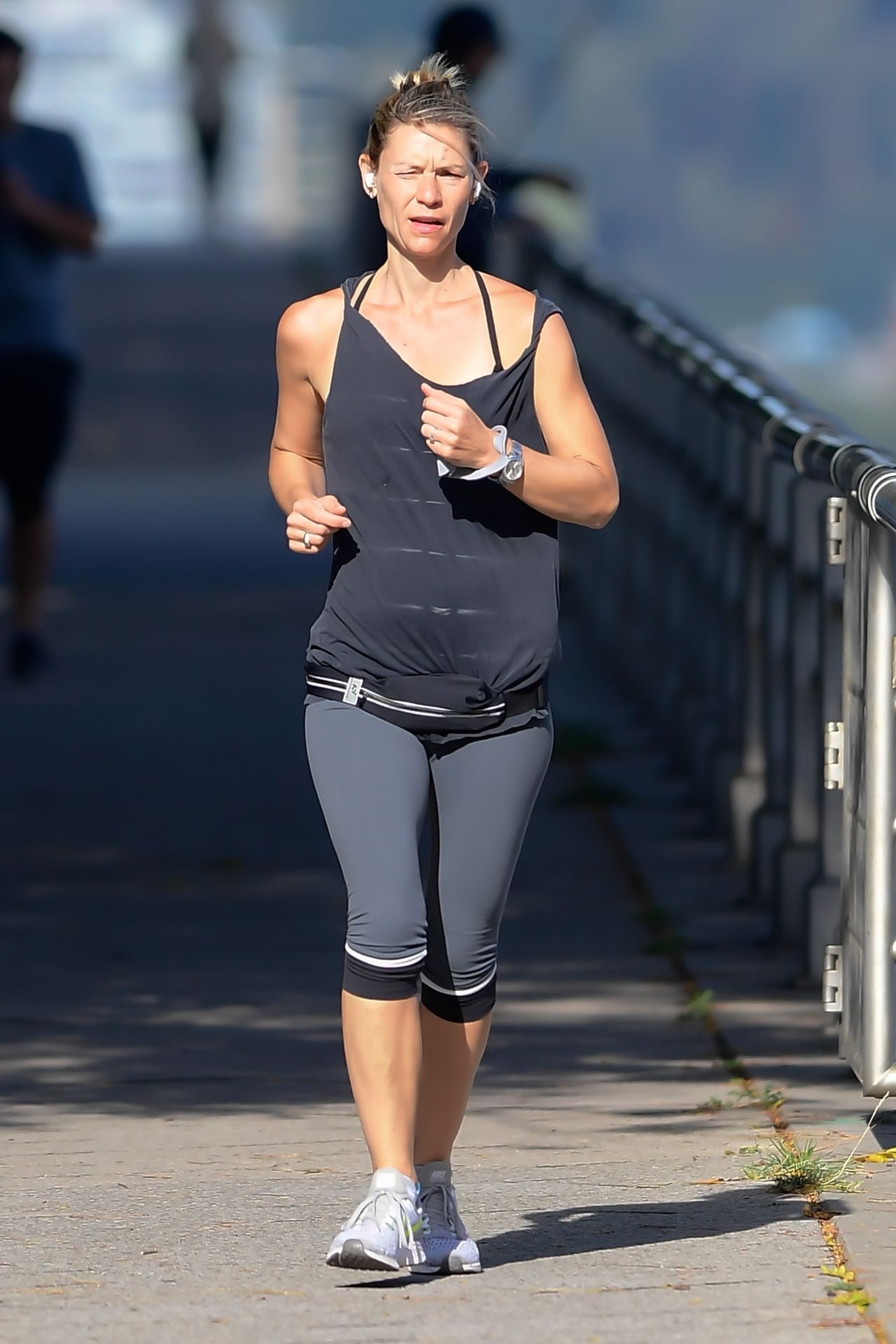 Claire Danes - Going For a Run in NY 10/08/2020 • CelebMafia