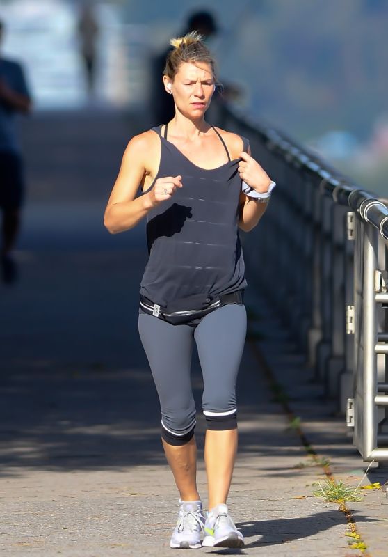 Claire Danes - Going For a Run in NY 10/08/2020