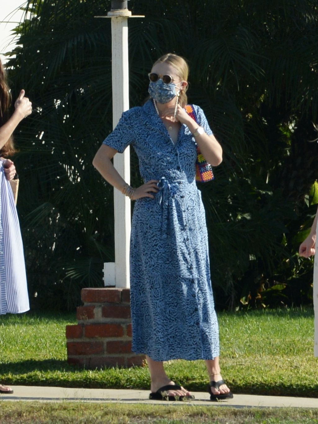 dakota-fanning-and-elle-fanning-house-hunt-in-la-10-11-2020-8.jpg