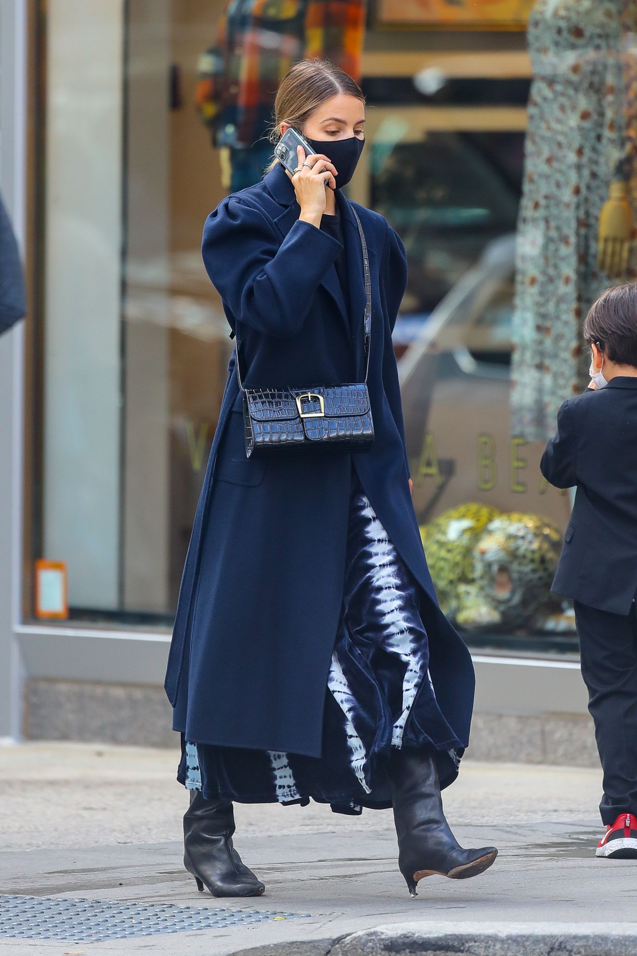 dianna-agron-autumn-street-style-chats-on-her-phone-in-nyc-10-20-2020-2.jpg