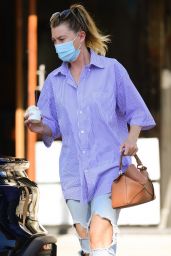 Ellen Pompeo in Ripped Jeans at McConnell’s Fine Ice Creams in Studio City 10/13/2020