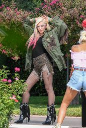 Gwen Stefani - Photoshoot in Calabasas 10/07/2020