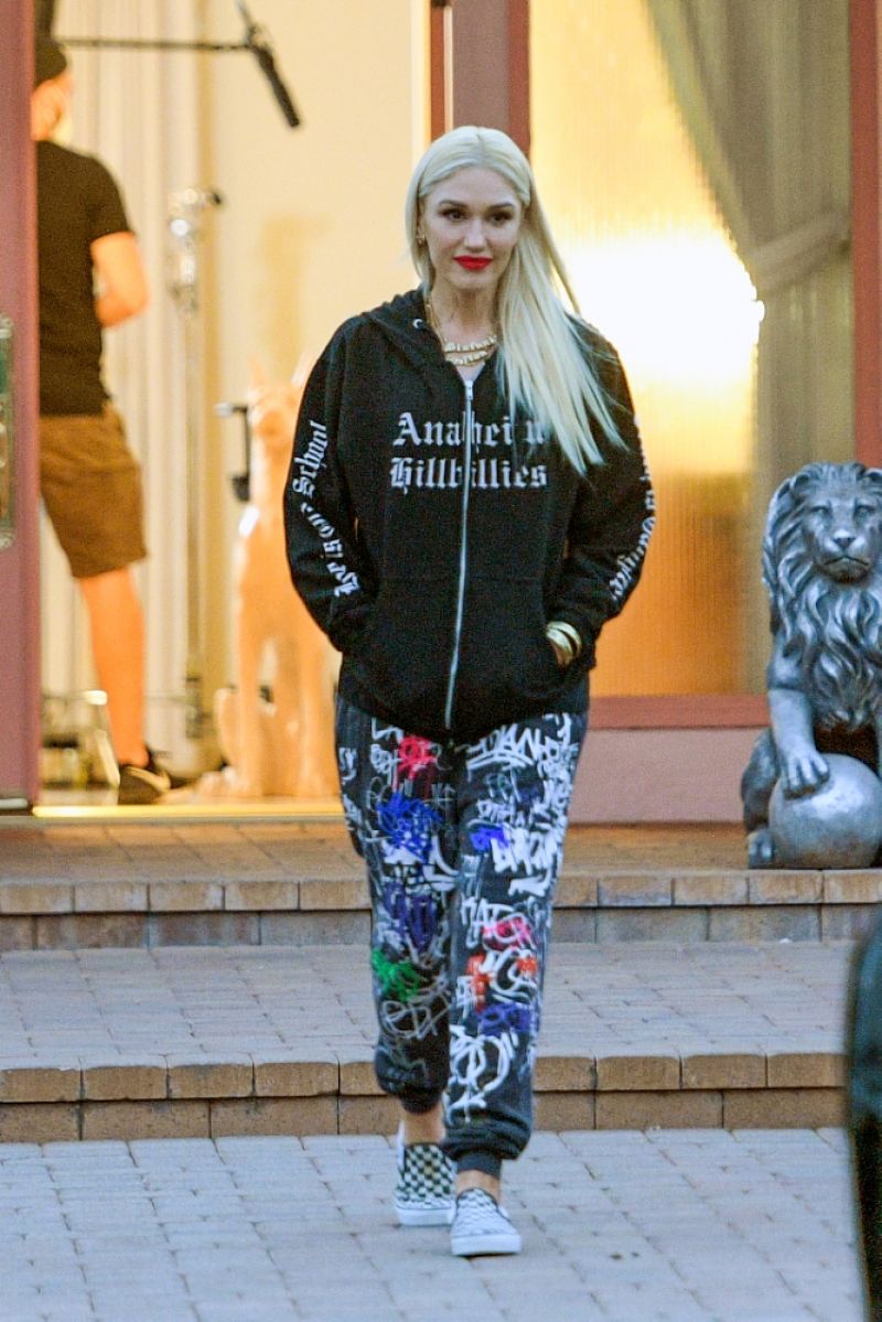 gwen-stefani-wearing-an-anaheim-hilbilies-hoodie-woodland-hills-10-01-2020-2.jpg