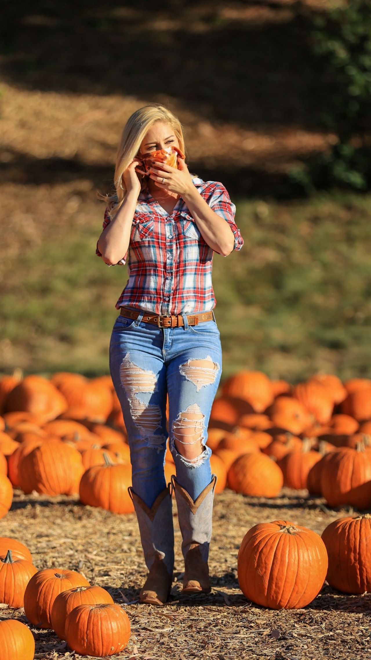 Heidi Montag in a Ripped Jeans at a Pumpkin Patch in LA 10/17/2020