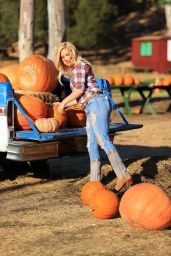 Heidi Montag in a Ripped Jeans at a Pumpkin Patch in LA 10/17/2020