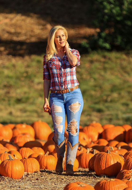 Heidi Montag in a Ripped Jeans at a Pumpkin Patch in LA 10/17/2020