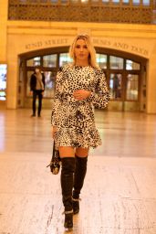 Irina Baeva - Walking Around in Midtown, Manhattan 10/13/2020