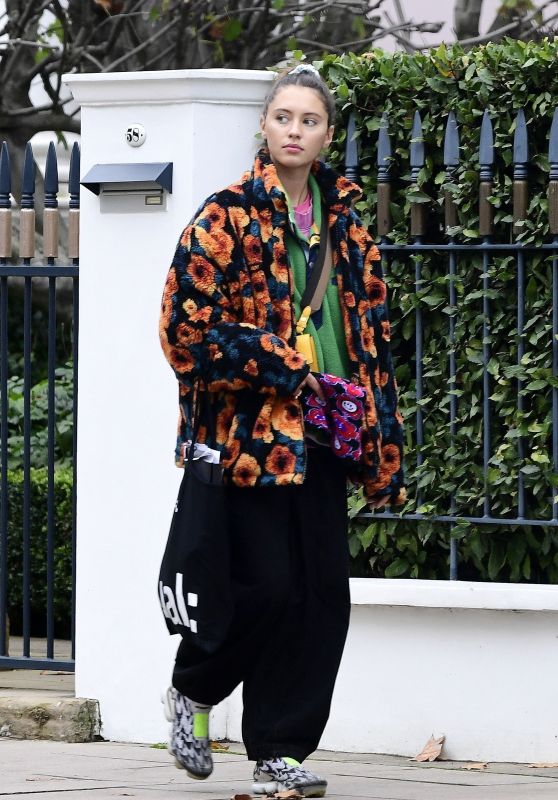 Iris Law Quirky Style - London 10/30/2020