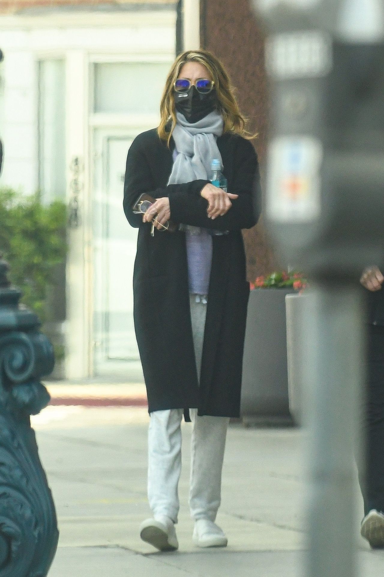 LV scarf.  Jennifer anniston style, Jennifer aniston style