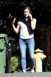 Jennifer Garner Chatting on the Phone - Pacific Palisades 10/27/2020