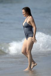 Jennifer Garner in a Swimsuit on the Beach in Malibu 10/03/2020