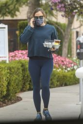 Jennifer Garner in Casual Outfit - Alfred Cafe in Pacific Palisades 10/06/2020