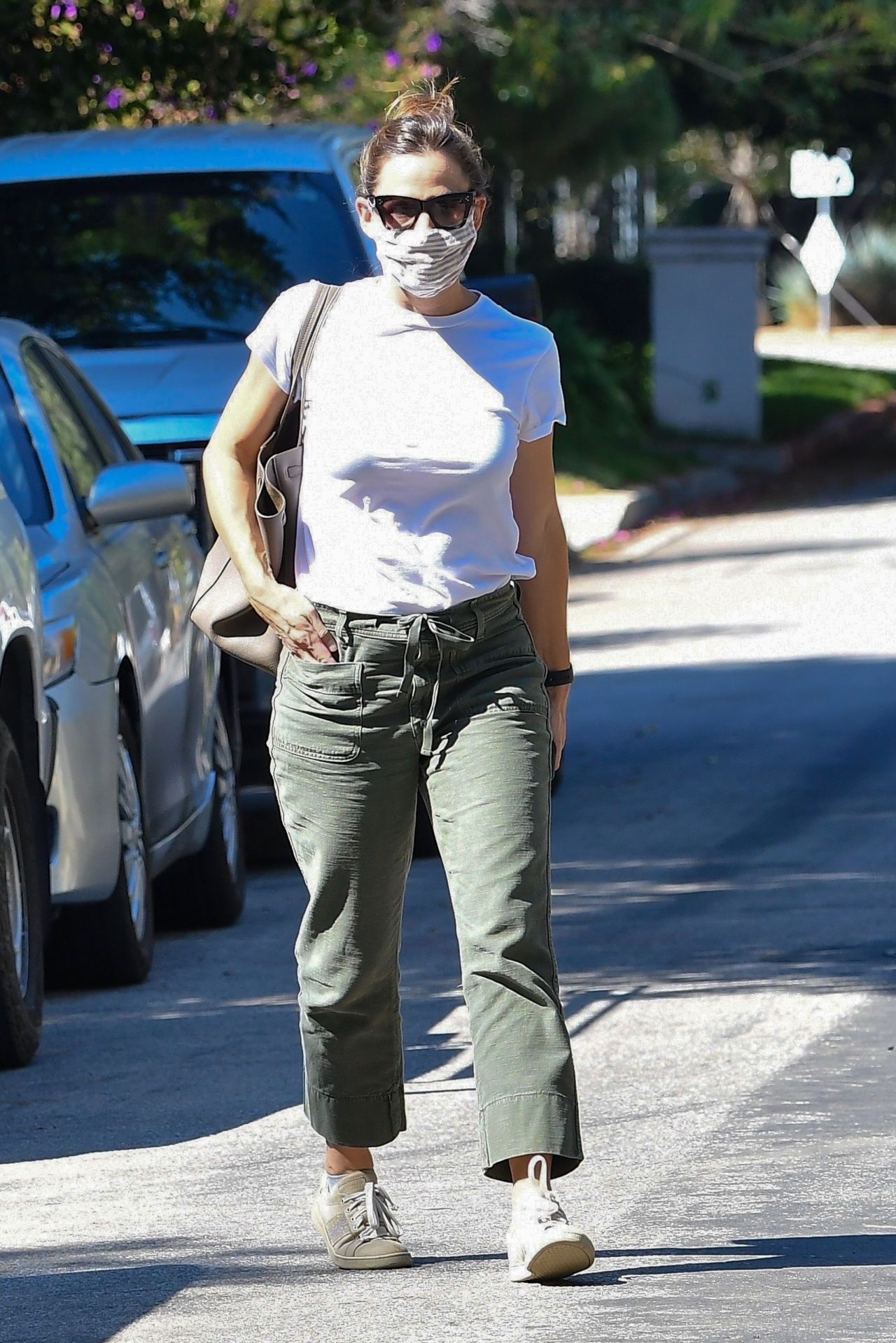 jennifer-garner-out-in-brentwood-10-01-2020-6.jpg