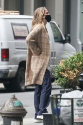 Jennifer Lawrence - Out for a Stroll in NY 10/05/2020