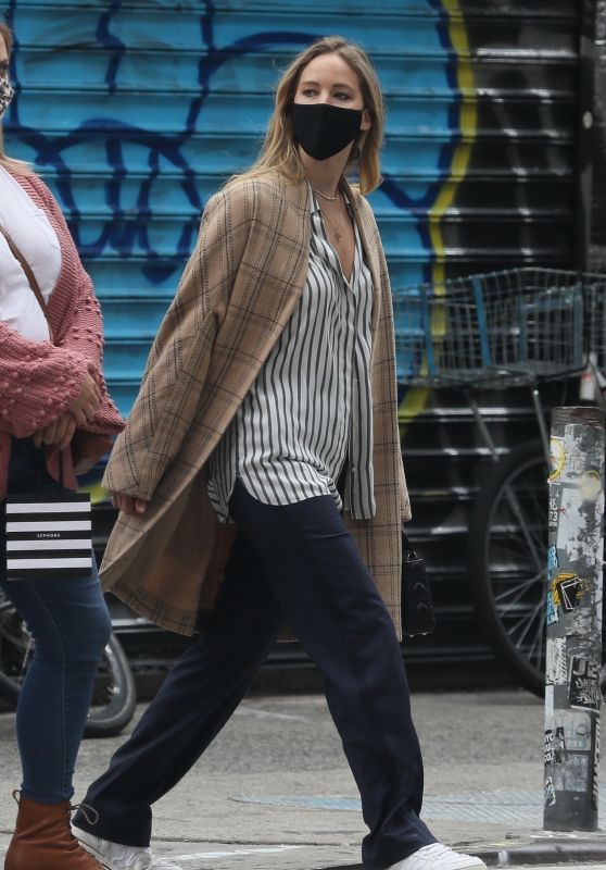 Jennifer Lawrence - Out for a Stroll in NY 10/05/2020