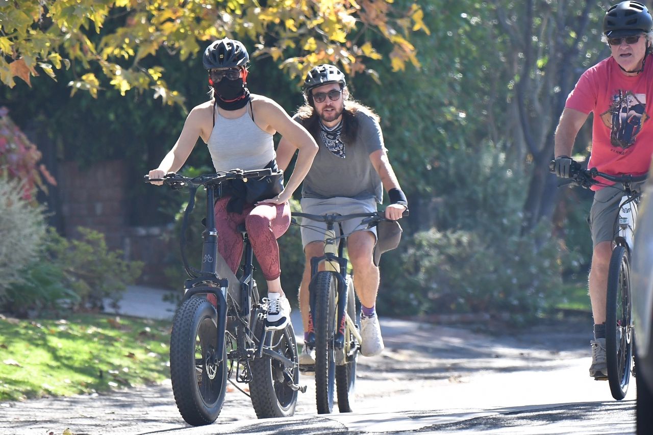 Kate Hudson - Rides Her Bicycle in Brentwood 10/29/2020 • CelebMafia