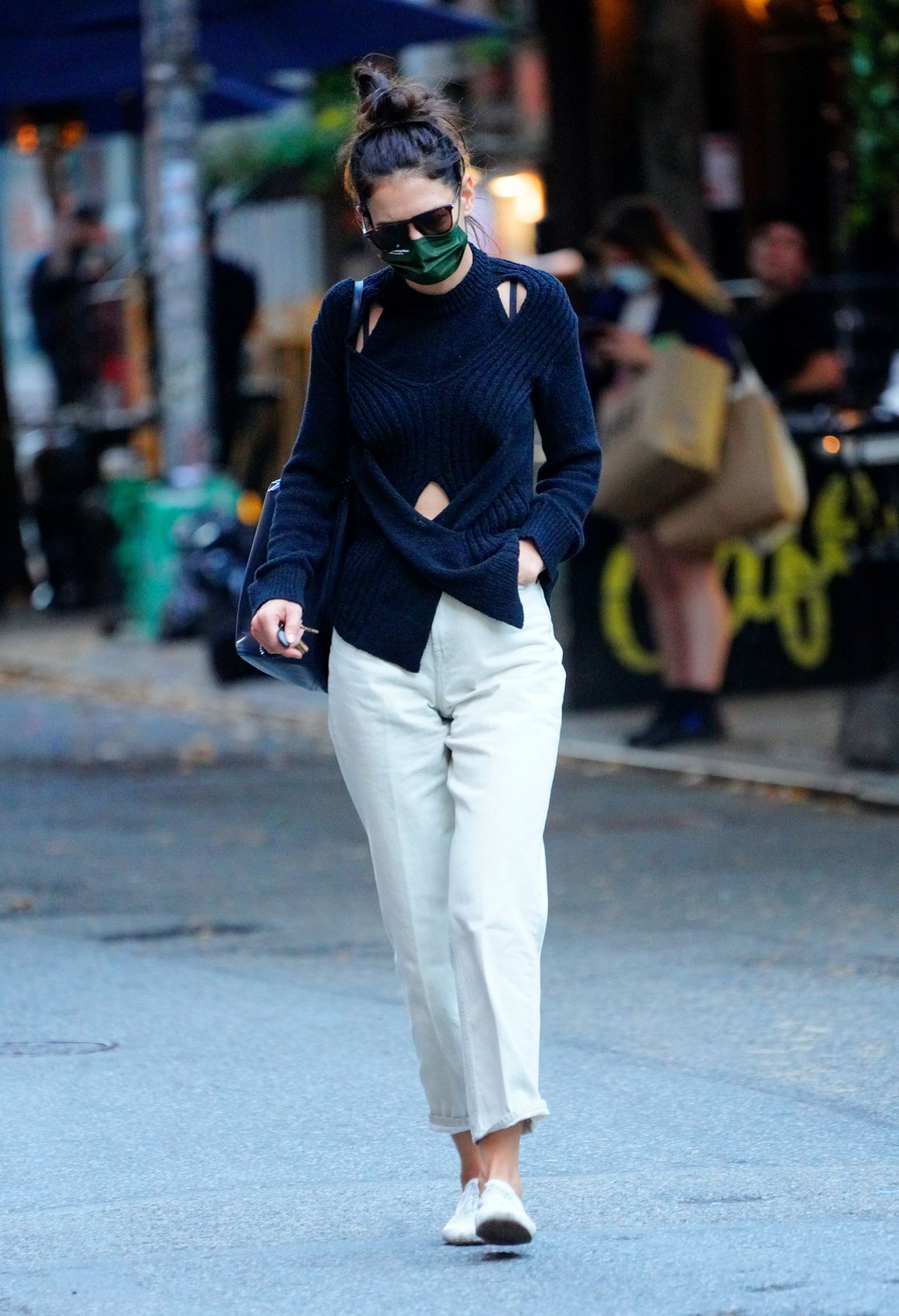 katie-holmes-out-in-new-york-10-15-2020-5.jpg