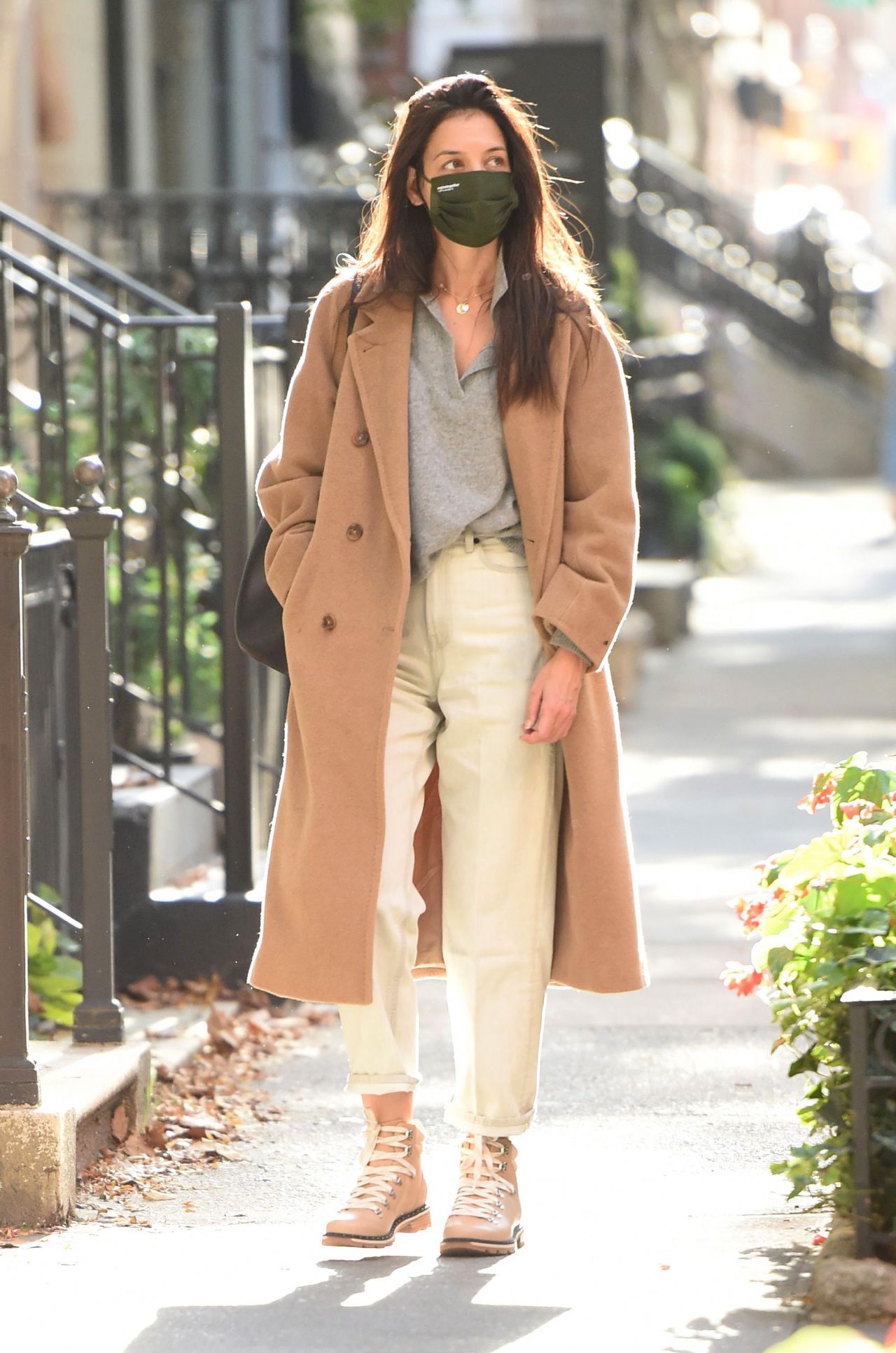 katie-holmes-out-in-nyc-10-15-2020-2.jpg